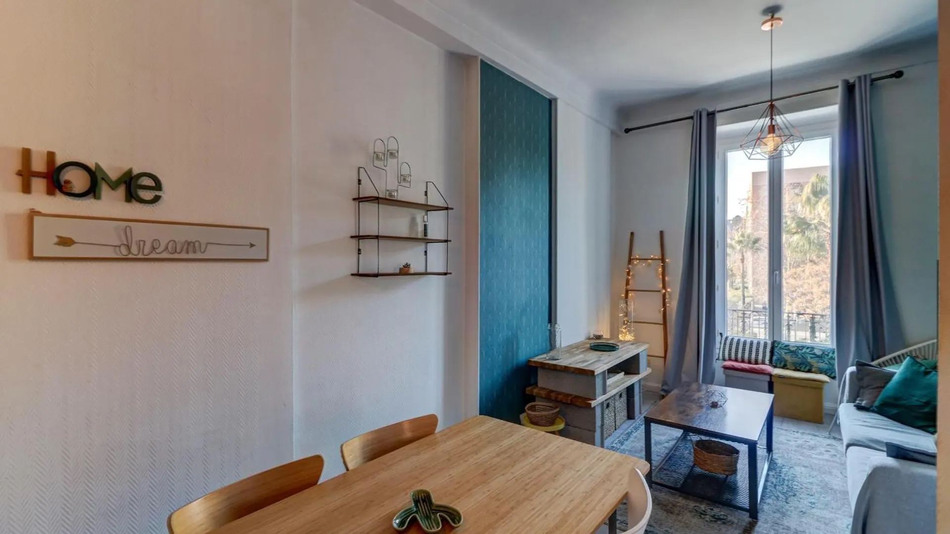 Lovely 2 Bedroom Apartment In Nice With Balcony צרפת